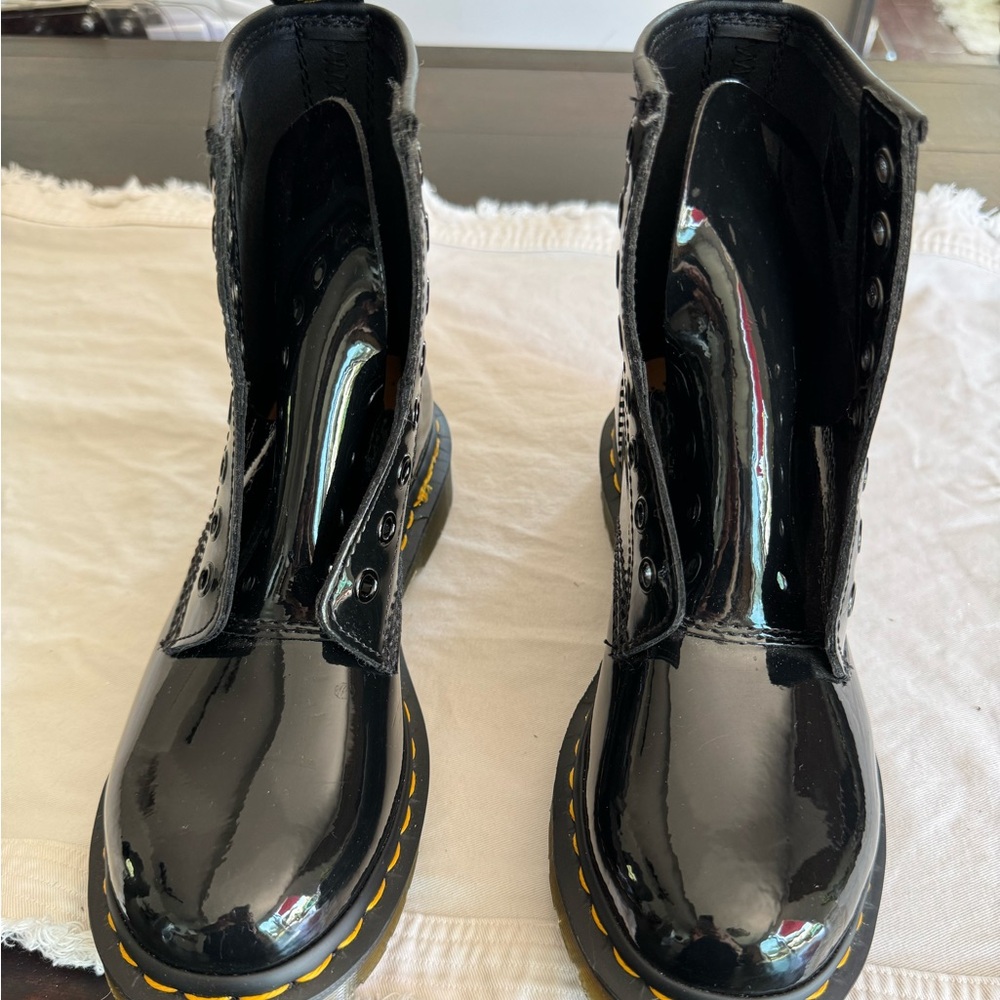 Dr. Marten Patton leather boots. Size 5. Missing shoelaces. Never worn.